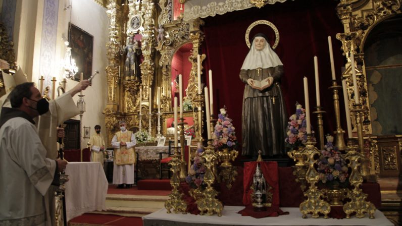 Monseñor Carlos Amigo bendice una nueva imagen de Santa Ángela en Arahal