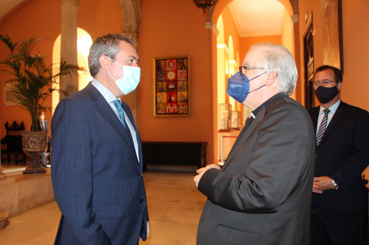 Mons. Saiz sostiene un encuentro con el alcalde de Sevilla