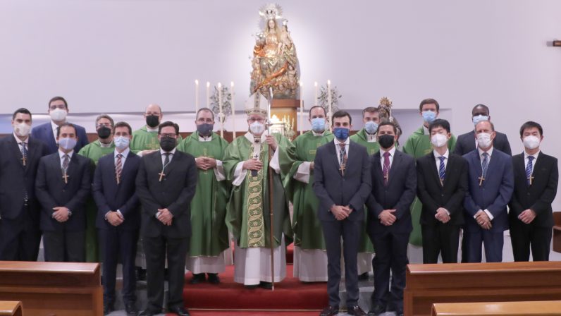 Mons. Saiz bendice e impone la cruz a los doce nuevos seminaristas del curso 2021-22