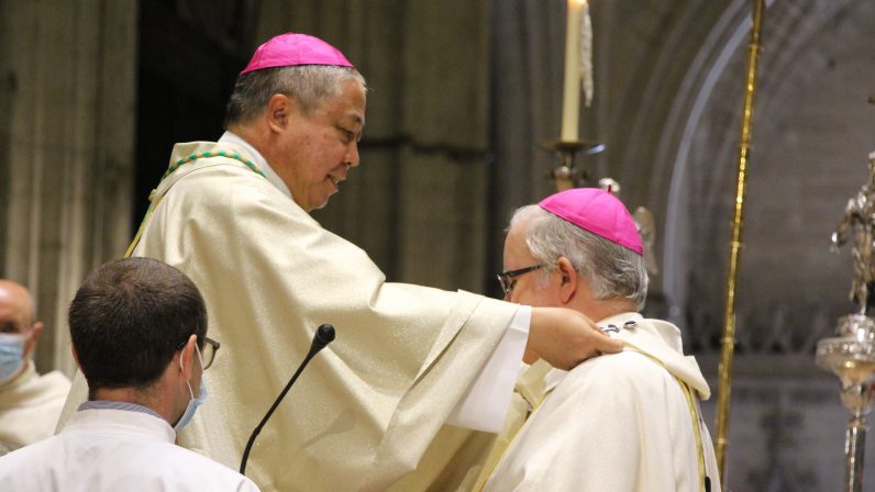 El nuncio apostólico impone el palio arzobispal a mons. Saiz Meneses, pastor de la Iglesia hispalense