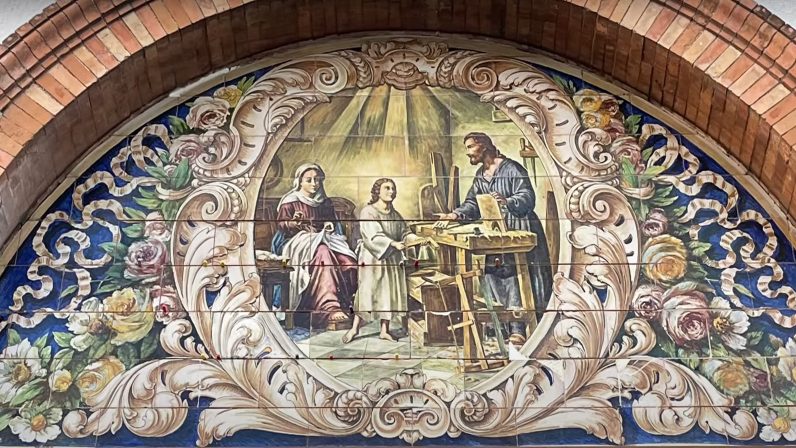 La Parroquia Sagrada Familia, de Sevilla, acogerá una conferencia sobre la restauración del mural cerámico de la puerta principal