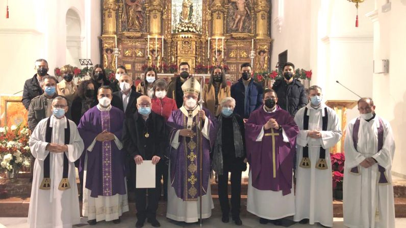 Mons. Saiz Meneses concede la medalla pro Ecclesia Hispalense a Luis Jiménez Rabadán, de Fuentes de Andalucía