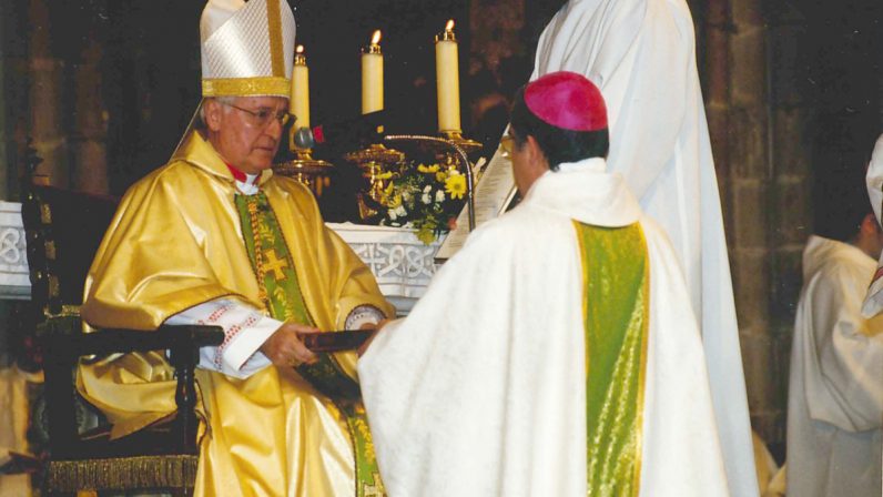 Monseñor José Ángel Saiz celebra su 20 aniversario de ordenación episcopal, remando mar adentro