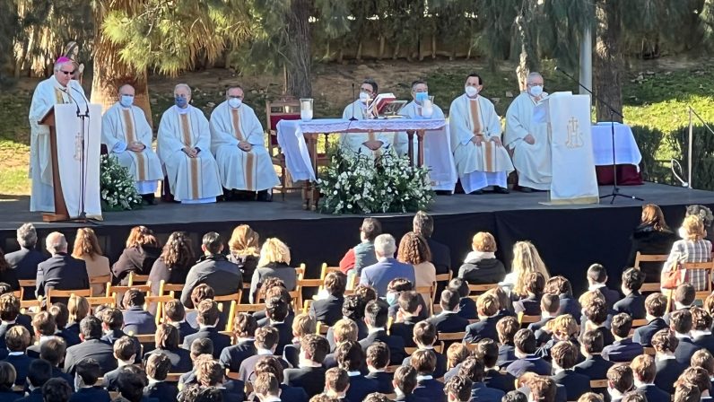 El arzobispo de Sevilla bendijo las obras de una nueva capilla en el Highlands School Sevilla
