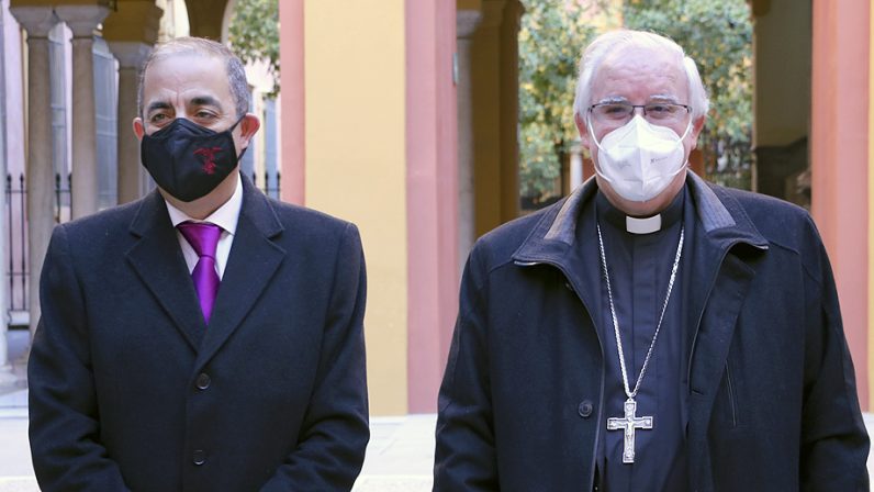 Monseñor Saiz y el rector de la Universidad de Sevilla visitan el Taller de Restauración del Arzobispado