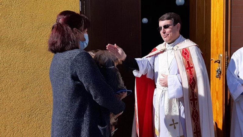 Las parroquias sevillanas recuerdan a San Antonio Abad con la bendición de mascotas