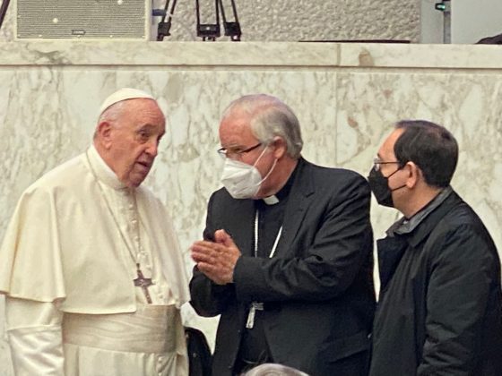 El arzobispo se encuentra con el papa Francisco al término de la audiencia general