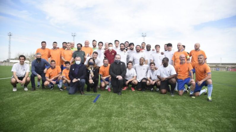 Los seminaristas juegan un partido de fútbol en beneficio de Manos Unidas