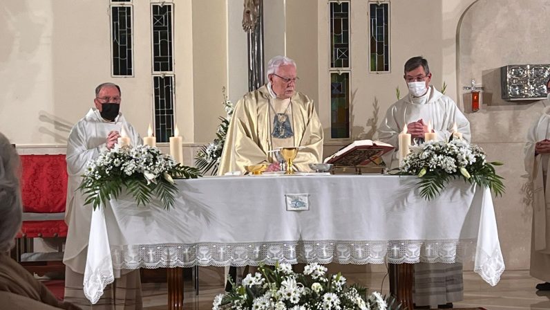 El cardenal Carlos Amigo celebró las bodas de oro de la Parroquia San Felipe Neri