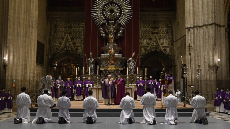 Catorce seminaristas son instituidos lectores y acólitos en la Catedral de Sevilla