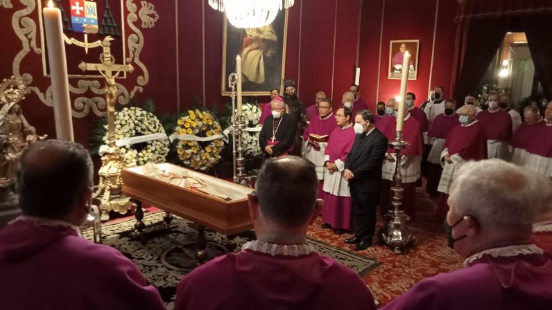 Los canónigos del Cabildo Metropolitano  oran por el eterno descanso del cardenal Carlos Amigo