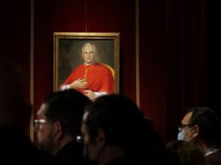 Miles de sevillanos despiden al cardenal Amigo