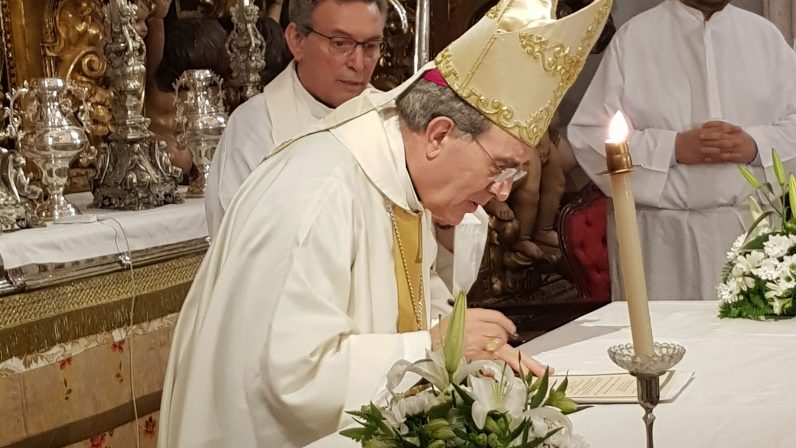 Mons. Asenjo consagra el nuevo altar de la iglesia de San Jorge en el aniversario de Miguel Mañara