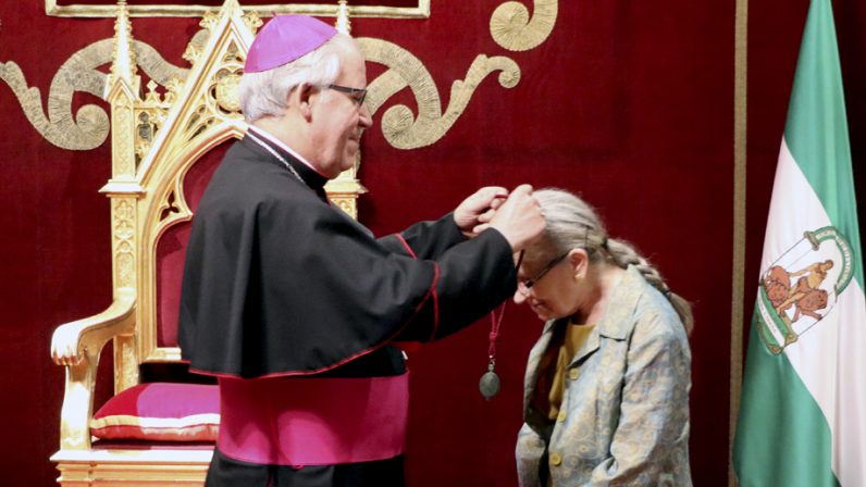 ‘Carmelita’ Acosta, de Mairena del Alcor, recibe la medalla Pro Ecclesia Hispalense de manos de monseñor Saiz Meneses