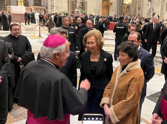 El arzobispo participa en el funeral por Benedicto XVI