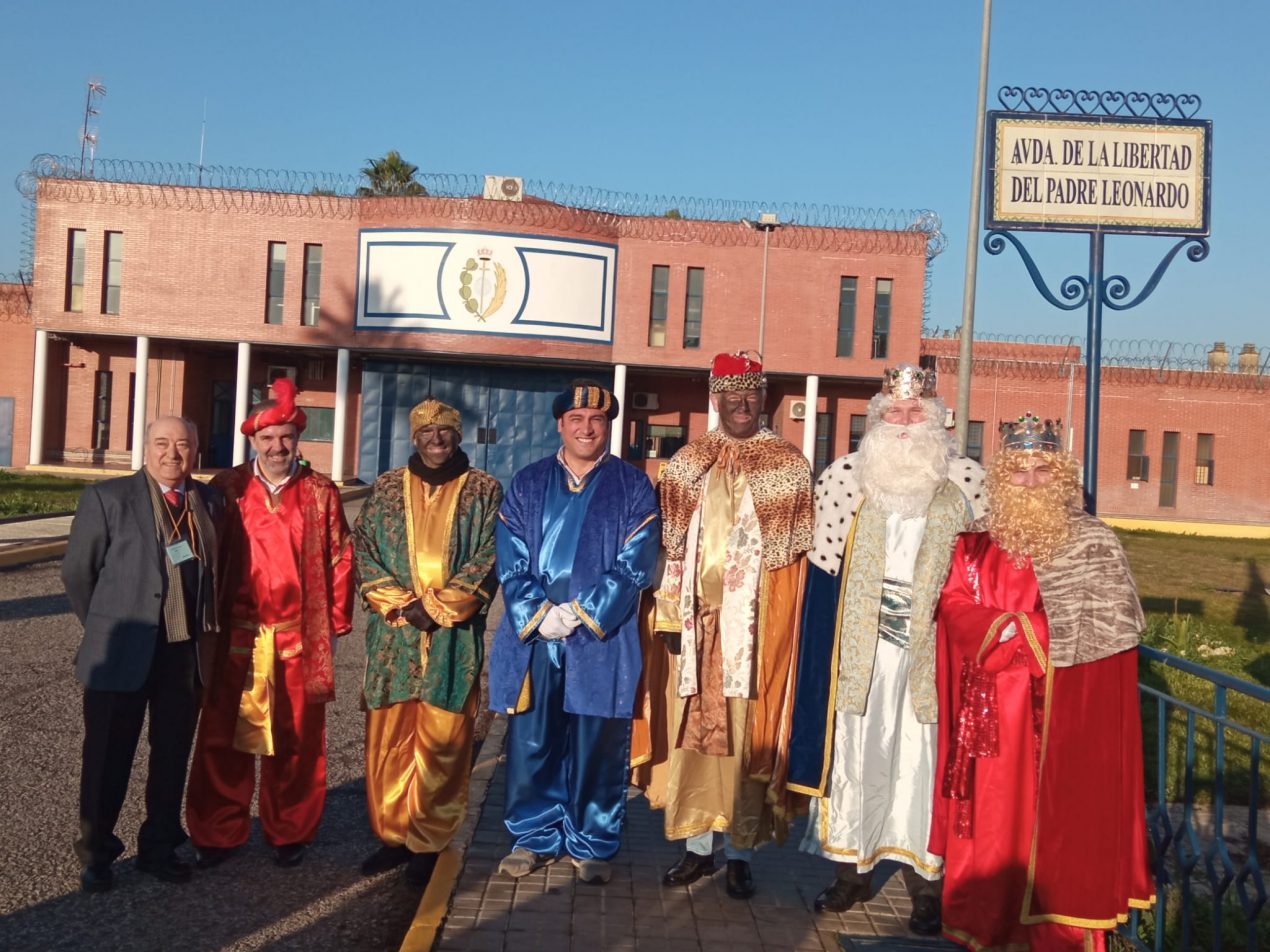 Los Reyes Magos de Oriente entregan regalos en cinco centros penitenciarios de Sevilla