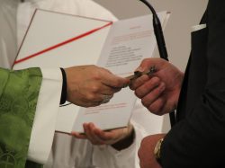 Entrega de cruces a los nuevos seminaristas