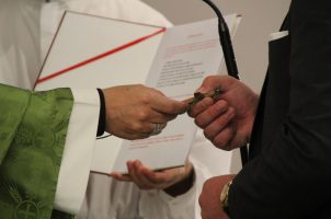 Entrega de cruces a los nuevos seminaristas