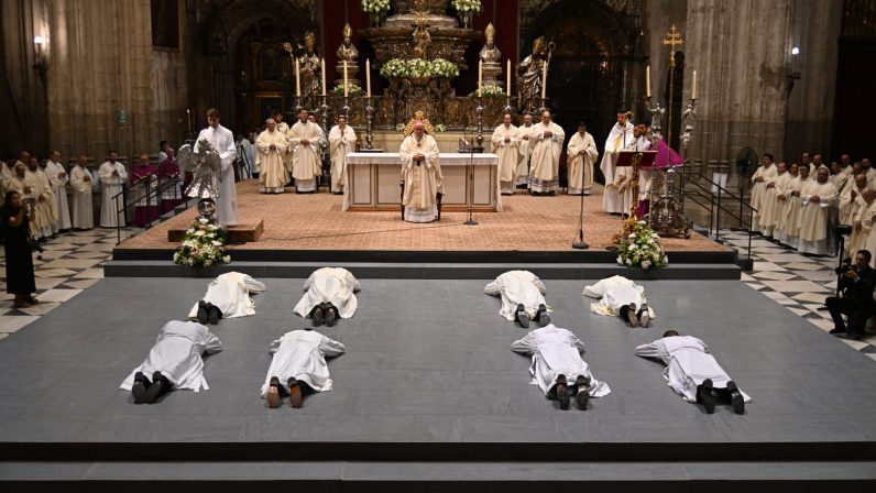 La Iglesia en Sevilla cuenta desde hoy con cuatro nuevos sacerdotes y otros cuatro diáconos