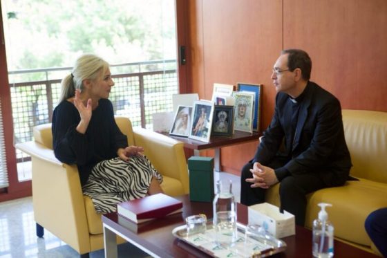Mons. Teodoro León se entrevista con la consejera de Educación de la Junta de Andalucía