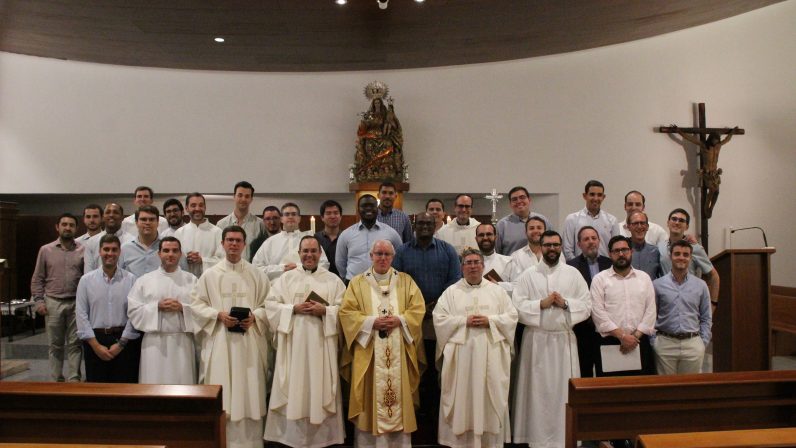 Monseñor Saiz Meneses entrega a los seminaristas sus destinos pastorales para este curso