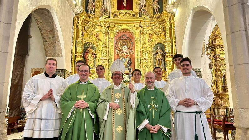 Mons. Valdivia presidió la misa de envío de la comunidad parroquial de La Algaba