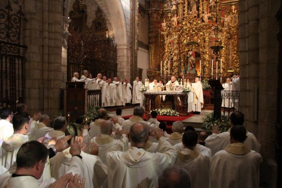 Mons. León en la toma de posesión del arzobispo coadjutor de Mérida-Badajoz