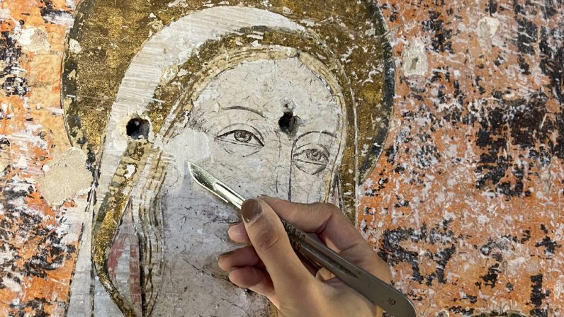 La restauración de la iglesia de San Pedro en Sanlúcar la Mayor revela destacadas pinturas murales del siglo XIII