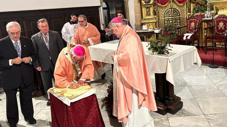 El arzobispo exhorta a “ofrecer un testimonio vivo de verdadera alegría” durante su nombramiento como Caballero de honor del Pilar de Zaragoza