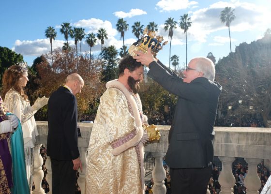 El Arzobispo vive su primera cabalgata de reyes en Sevilla