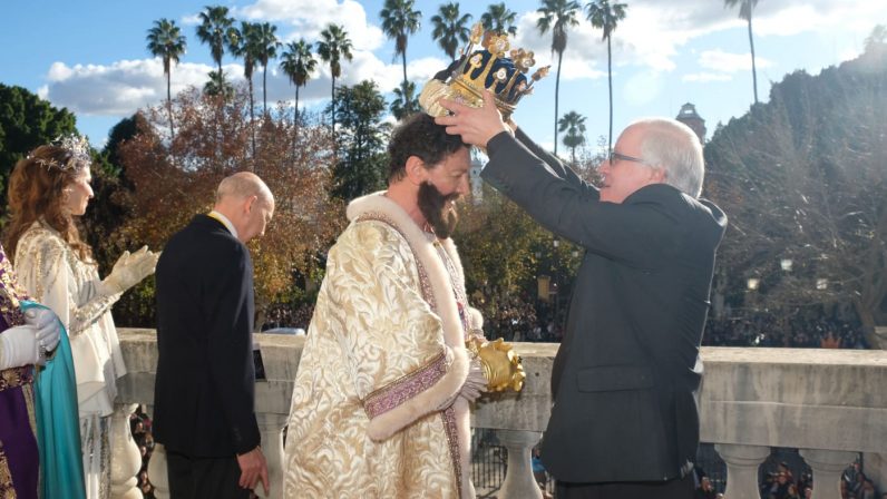 El Arzobispo vive su primera cabalgata de reyes en Sevilla