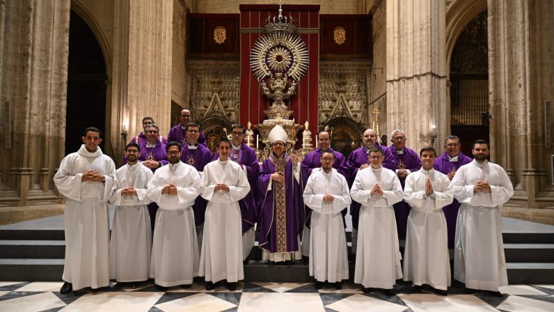 Catorce seminaristas fueron instituidos lectores y acólitos en la Catedral de Sevilla