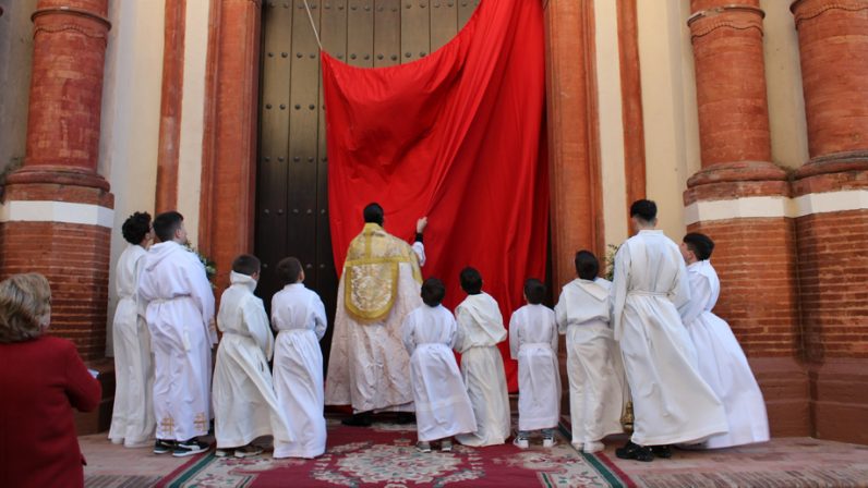 La parroquia de Aznalcóllar bendice su nueva puerta del templo