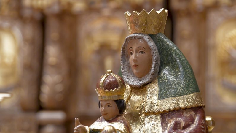 Réplica de la imagen de la Virgen de los Reyes en el santuario de Torreciudad