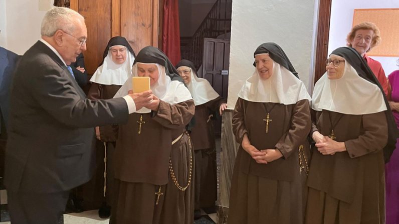 El Ayuntamiento de Peñaflor distingue a la Compañía de las Hermanas de la Cruz con la medalla de honor de la localidad