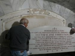 Exhumación de los restos del venerable padre Torres Padilla