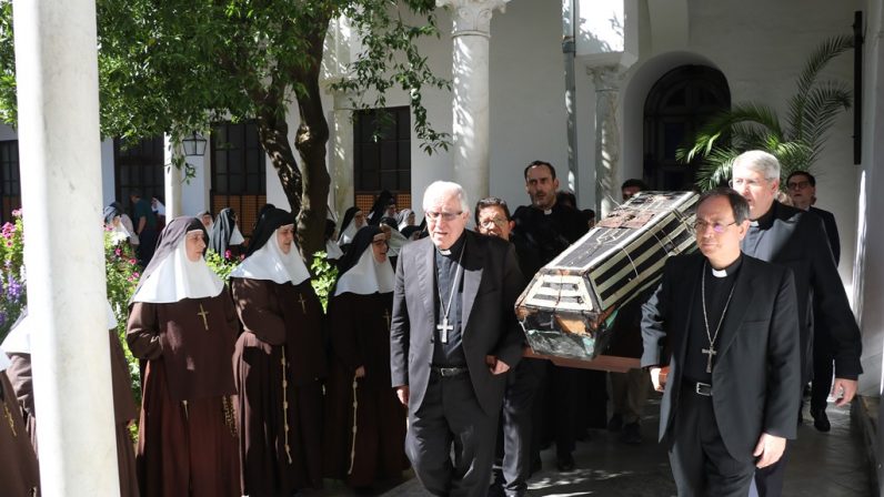 Exhumación de los restos mortales del venerable padre Torres Padilla, cofundador de la Compañía de las Hermanas de la Cruz