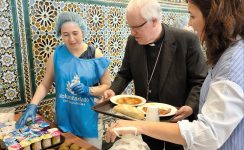 El arzobispo de Sevilla comparte mesa con los usuarios del comedor social San Juan de Dios