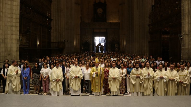 Mons. Saiz preside las confirmaciones en la Catedral de Sevilla